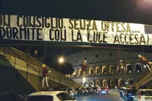 Hình nộm và biểu ngữ bên ngoài đấu trường Coluseum