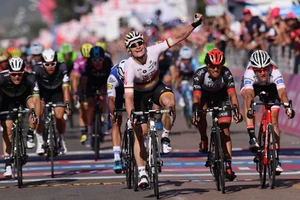 Andre Greipel ăn mừng chiến thắng ở đích đến chặng 2