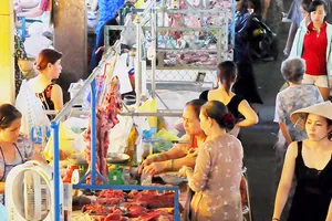 Mua bán tại chợ Phú Nhuận. Ảnh: THÀNH TRÍ