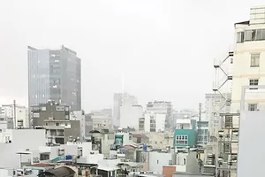 Người dân sử dụng bồn nước nóng năng lượng mặt trời để tiết kiệm điện. Ảnh: Huy Anh