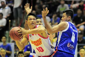 Cựu tuyển thủ taekwondo Nguyễn Văn Hùng (giữa) đã bén duyên với bóng rổ. Ảnh: Nhật Anh