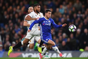 Eden Hazard (phải, Chelsea) trong pha uy hiếp khung thành Watford