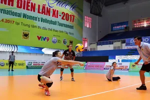 HLV Nguyễn Quốc Vũ (bìa phải) sau nhiều năm thử thách mới có thể giữ ghế HLV trưởng CLB VTV Bình Điền Long An. Ảnh: Dũng Phương