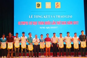 Trao thưởng cho những cá nhân đoạt giải Olympic Cơ học toàn quốc 2017