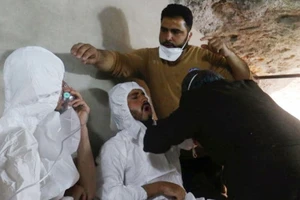 Một số nạn nhân trúng khí độc sarin ở Syria. Ảnh: Reuters