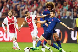 Sự xuất sắc của Herrera (phải) tương phản với những gì Schoene (bìa trái) thể hiện. 