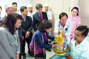 Đoàn công tác UBND TPHCM thăm hỏi bệnh nhân tại Bệnh viện Chợ Rẫy Phnompenh