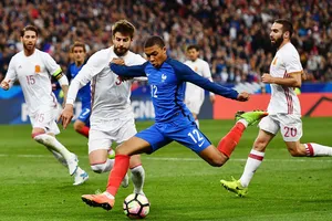 Kylian Mbappe (giữa) tiếp tục là tâm điểm đáng chú ý trên hàng công của Pháp