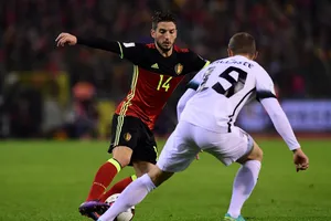 Dries Mertens (trái, Bỉ) rê bóng qua Ken Kallaste (Estonia)