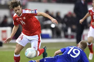 Thụy Sỹ (trái) cần vượt qua Quần đảo Faroe để sớm giành vé dự World Cup 2018