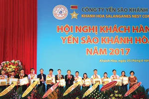 Trao danh hiệu cho 12 nhà phân phối và đại lý kim cương với phần thưởng 70 triệu đồng và 2 chuyến du lịch tại Ý hoặc Thụy Sĩ cùng nhiều phần thưởng giá trị kèm theo khác