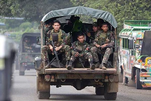 Binh sĩ Philippines trên đường phố ở Marawi