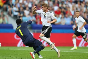 Timo Werner (phải, Đức) đi bóng qua thủ thành Joseph Ondoa (Cameroon)