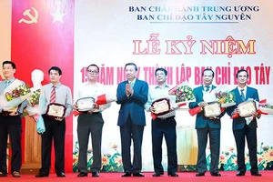 Ban Chỉ đạo Tây Nguyên đón nhận Huân chương Lao động hạng nhất