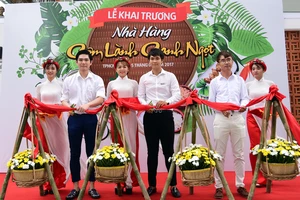 Đại diện Nhà hàng cơm lành canh ngọt cắt băng khai trương