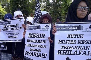 Các thành viên của Hizbut Tahrir tham gia một cuộc biểu tình. Nguồn: Jakarta Post