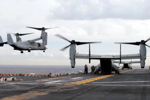 Một máy bay MV-22B Osprey hạ cánh xuống tàu USS Bonhomme Richard ngoài khơi Sydney trong cuộc tập trận quân sự chung Mỹ-Australia ngày 29-6-2017. Ảnh: AP