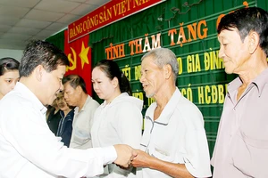 Lãnh đạo tỉnh Bình Dương, tặng quà các hộ nghèo và trẻ em có hoàn cảnh đặc biệt khó khăn