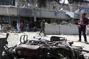 Chi nhánh Kabul Bank ở Kabul, Afghanistan, hư hỏng nghiêm trọng trong vụ đánh bom tự sát ngày 29-8-2017. Ảnh: AP