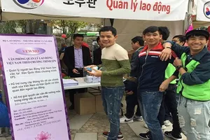 Người lao động tham gia tư vấn và nhận quà tặng tại quầy tư vấn Văn phòng. Ảnh: colab.gov.vn