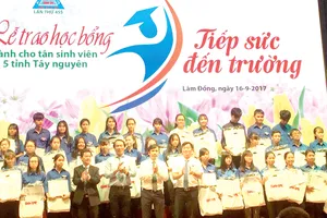 Các tân sinh viên khu vực Tây Nguyên đón nhận học bổng
