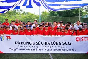 Khách mời và các em tham gia chương trình