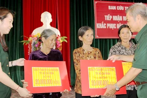 Đại diện Công ty Cựu chiến binh TPHCM trao số tiền hỗ trợ xây nhà cho các hộ nghèo huyện Kỳ Anh bị mất nhà trong cơn bão số 10