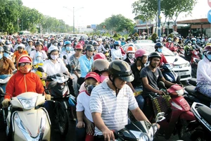 Hạ tầng giao thông TPHCM luôn quá tải vì phát triển không kịp sự gia tăng của dân số