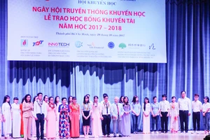 Trao tặng học bổng khuyến tài năm học 2017-2018