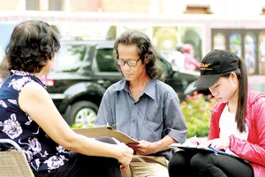 Ông Văn Long (ngụ quận 1) với thâm niên 40 năm vẽ ký họa chân dung