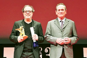 Đạo diễn phim Grain Semih Kaplanoglu (trái) với giải Tokyo Grand Prix và nam diễn viên Tommy Lee Jones