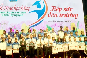 Các tân sinh viên khu vực Tây Nguyên đón nhận học bổng