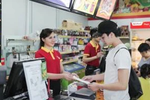 Nhân viên VinMart & VinMart + phục vụ tận tâm và tư vấn tận tình vì lợi ích của khách hàng