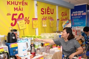 Người dân đổ xô săn hàng ngày Black Friday