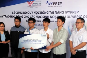 Học viện IvyPrep Education trao học bổng học tiếng Anh cho các học sinh đạt huy chương Olympic Toán, Lý, Hóa năm 2017