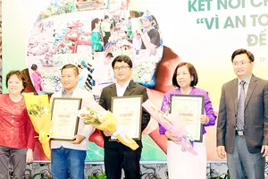 Trao chứng nhận hàng Việt Nam chất lượng cao chuẩn hội nhập cho doanh nghiệp. Ảnh: GIA PHÚC