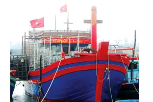 Tàu đánh cá vỏ gỗ công suất 1.090CV