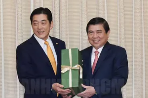 Chủ tịch UBND TPHCM Nguyễn Thành Phong (bìa phải) tặng quà lưu niệm cho Thống đốc tỉnh Ehime, Nhật Bản Tokihiro Nakamara. Nguồn: thanhuytphcm.vn