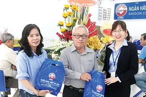 Khách hàng đến giao dịch và nhận quà trong ngày khai trương trụ sở mới của SCB Điện Biên Phủ