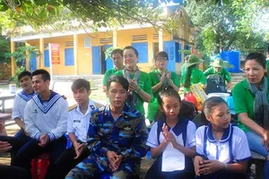 Tặng quà tết giáo viên và con chiến sĩ làm nhiệm vụ ở Trường Sa