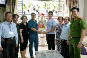 Hội đồng Nghĩa vụ quân sự quận 3 thăm hỏi gia đình có con em nhập ngũ