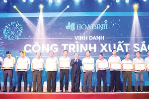 Ông Lê Viết Hải - Chủ tịch HĐQT kiêm Tổng Giám đốc Tập đoàn Xây dựng Hòa Bình (chính giữa) trao thưởng cho tập thể, cá nhân xuất sắc