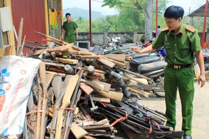 Súng săn, súng tự chế do nhân dân giao nộp