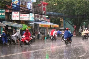 Miền Nam tiếp tục có mưa dông, miền Trung nắng nóng 38°C