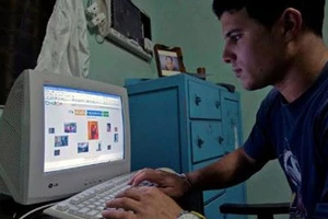 Người dân Cuba kết nối Internet tại nhà. Nguồn: AFP