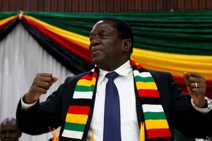 Tổng thống Emmerson Mnangagwa không bị thương sau vụ nổ và được đưa đến nơi an toàn. Ảnh: REUTERS