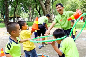 Trẻ em cần có những giờ học kỹ năng bổ ích thay vì những tiết học nặng về kiến thức. Ảnh: DŨNG PHƯƠNG