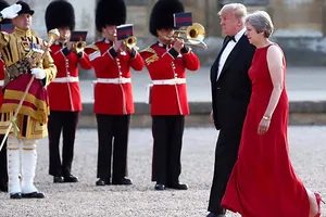 Thủ tướng Anh Theresa May đón tiếp Tổng thống Mỹ Donald Trump ngày 12-7
