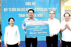 Bí thư Thành ủy TPHCM Nguyễn Thiện Nhân trao bảng tượng trưng số tiền ủng hộ Quỹ “Vì biển đảo quê hương - Vì tuyến đầu Tổ quốc”