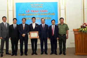 Tặng Kỷ niệm chương cho ông Hatano Toru, Tùy viên cảnh sát Nhật Bản tại Việt Nam